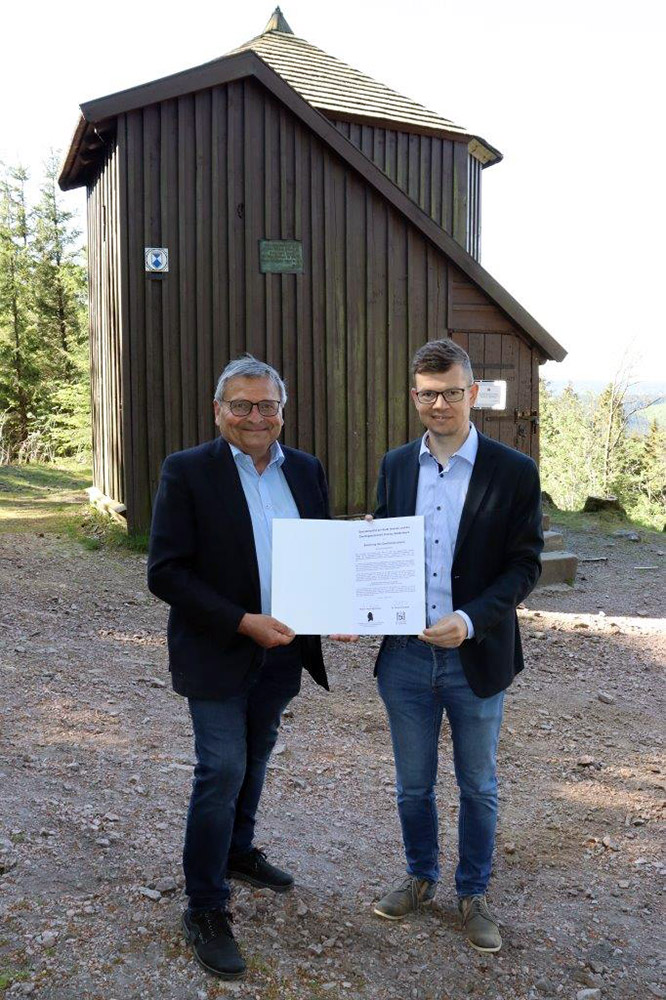 Prof. Dr. Hans-Peter Schade und Dr. Daniel Schultheiß unterzeichnen den gemeinsamen Spendenaufruf.