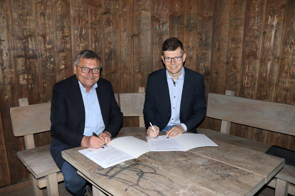 Prof. Dr. Hans-Peter Schade und Dr. Daniel Schultheiß unterzeichnen den gemeinsamen Spendenaufruf.